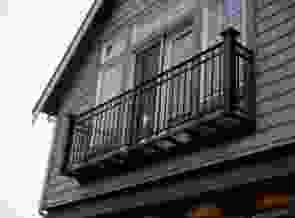 Чёрный кованый балкон 21